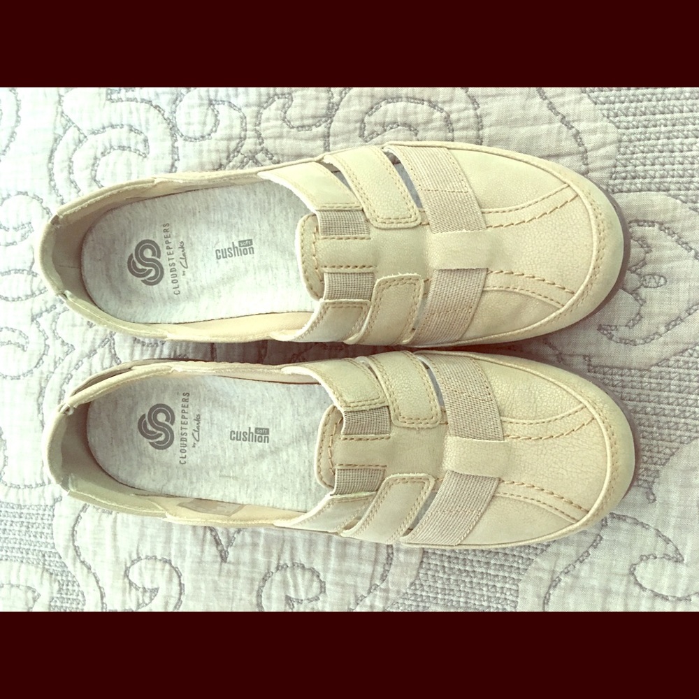 🌸 3 for $30 Cloud stepper sandals by Clark